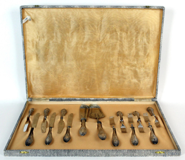 Servizio di posate da dolce con manici in argento, composto da: 6 forchette, 6 coltelli, un coltello grande ed una paletta, entro custodia