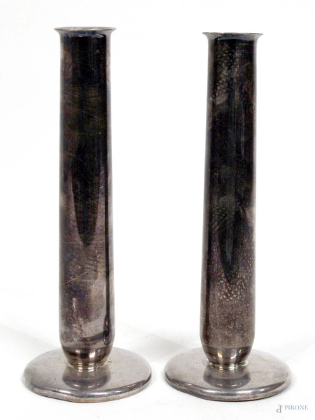 Coppia portafiori Sambonet in metallo argentato, H 17 cm.