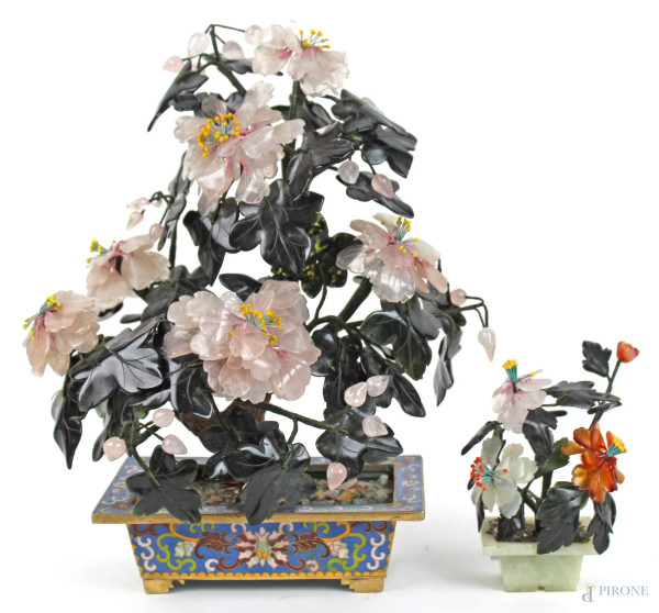 Lotto di due vasetti con fiori e foglie in pietre dure, altezza max cm. 26, arte orientale, XX secolo