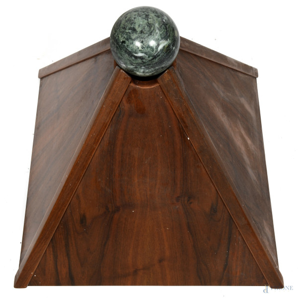 Elemento d'arredo a guisa di piedistallo in legno e sfera di marmo verde, XX secolo, cm 60x58x58,...