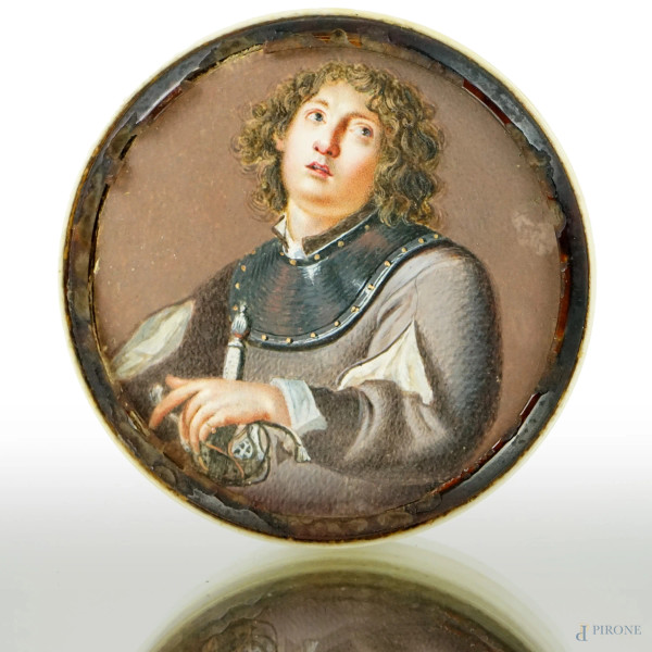 Scatolina con ritratto di cavaliere dipinto ad  olio su carta, alt. cm 2, diam. cm 8, inizi XX secolo, (difetti).