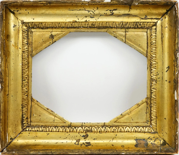 Piccola cornice  in legno intagliato e dorato, profilo interno a palmette, misure ingombro cm 33,5x38,5, misure luce cm 22,5x27,5, XIX secolo, (difetti).