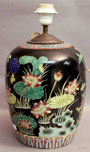 Vaso montato a lampada in maiolica a decoro di fiori, Cina, XIX sec., H 30 cm.