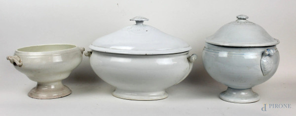 Lotto di tre zuppiere in porcellana, manifatture diverse, prima metà XX secolo, misure max cm 23x33x20, (difetti, un coperchio mancante)