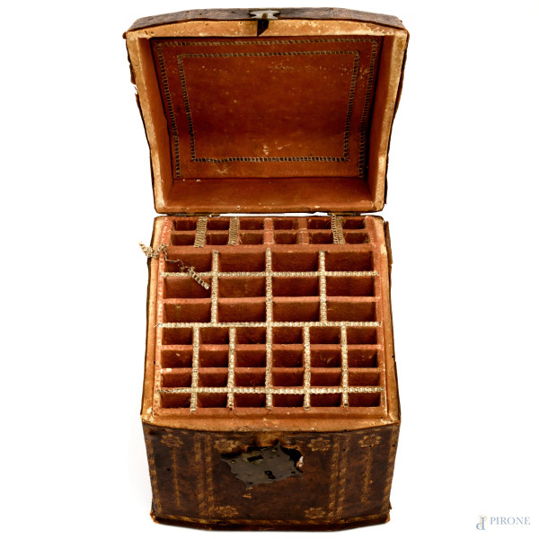 Portaposate da viaggio in cuoio con fregi dorati, interno in pelle scamosciata con passamaneria, ...