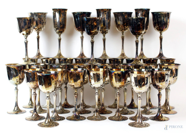 Servizio di bicchieri in metallo argentato, interno vermeil, composto da: 12 flûte, 12 bicchieri da acqua e 12 calici da vino, XX secolo.