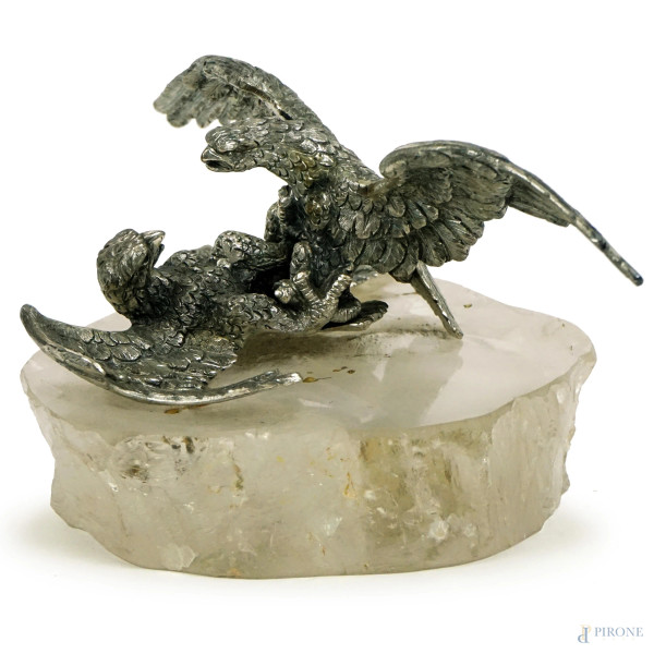 Lotta tra aquile, scultura in metallo argentato, base in cristallo di rocca, cm 12x22, XX secolo