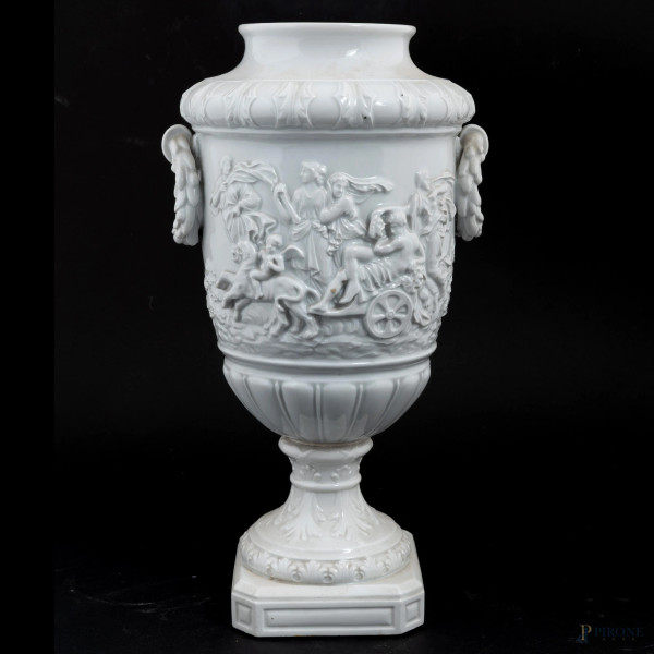 Vaso in porcellana bianca Capodimonte con decori a rilievo raffiguranti soggetti mitologici e prese a guisa di ghirlande, XX secolo, altezza cm 41, (segni di usura, rotture, restauri, difetti)