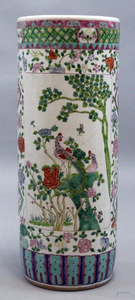 Vaso portaombrelli in porcellana policroma a decoro di fiori e volatili, altezza cm 61,5, Cina, XX secolo, (filé)