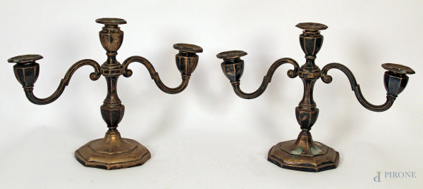 Coppia di candelieri a tre fiamme in argento, h. cm 25.