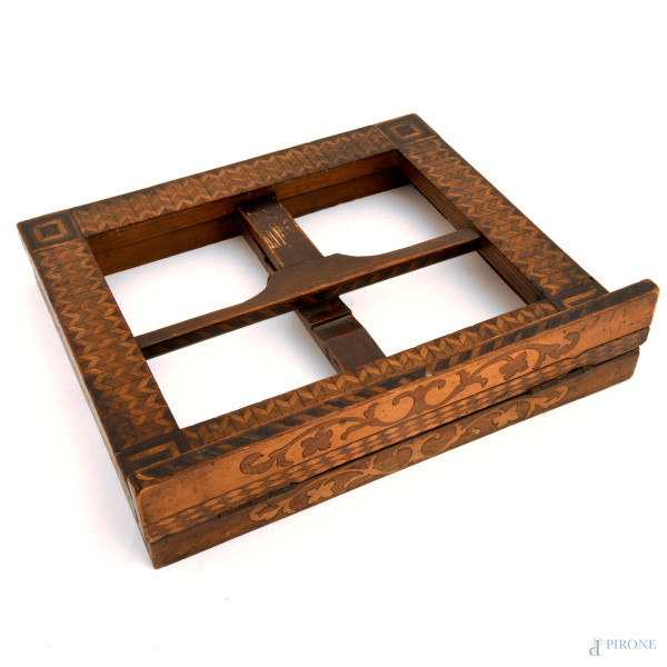 Leggio in legno intagliato in varie essenze con decori fitomorfi e geometrici, XVIII-XIX secolo, cm 32x36, (difetti)
