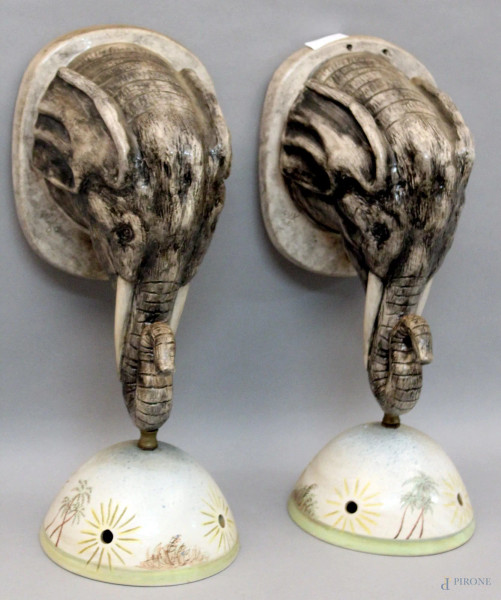 Coppia di appliques in ceramica a forma di teste di elefante, h. 40 cm.