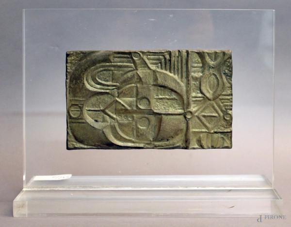 Placca in bronzo con bassorilievo raffigurante geometrie firmata L. Fortini, base e supporto in plexiglass, cm 10 x 15,5.