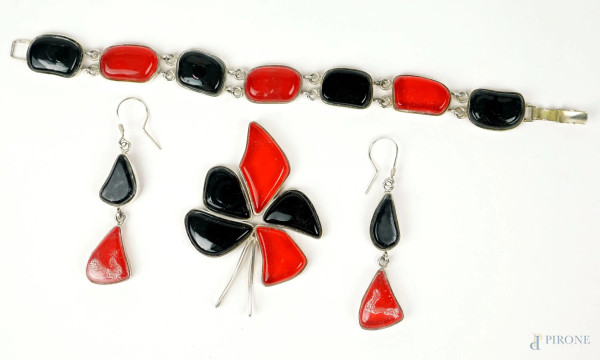 Parure in argento e vetro nero e rosso, composta da coppia di orecchini, ciondolo e bracciale