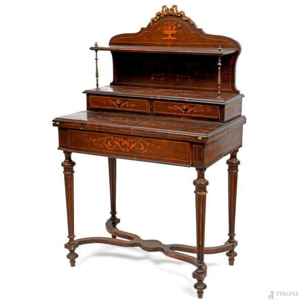 Scrittoio in legno con intarsi in varie essenze. XIX-XX secolo, cm 130x80x48, (con ribalta aperta profondità totale cm 71), (difetti)