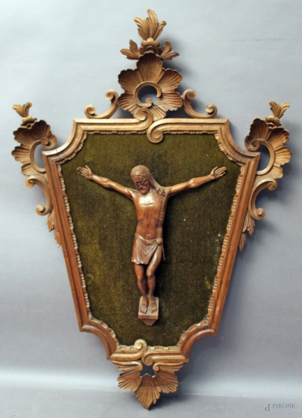 Cristo in legno intagliato entro cornice, H del Cristo 35 cm, H della cornice 85 cm.