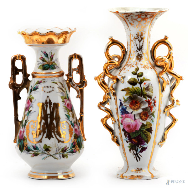 Lotto di due vasi in porcellana francese nei toni del bianco e dell'oro con decori floreali, XX secolo, altezza massima cm 34, (segni di usura, difetti)
