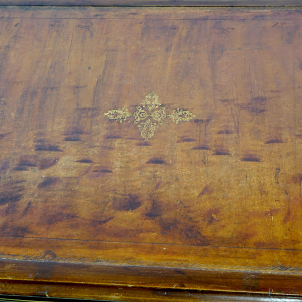 Credenza a doppio corpo in noce, XX secolo, cm 225x149,5x47,5.