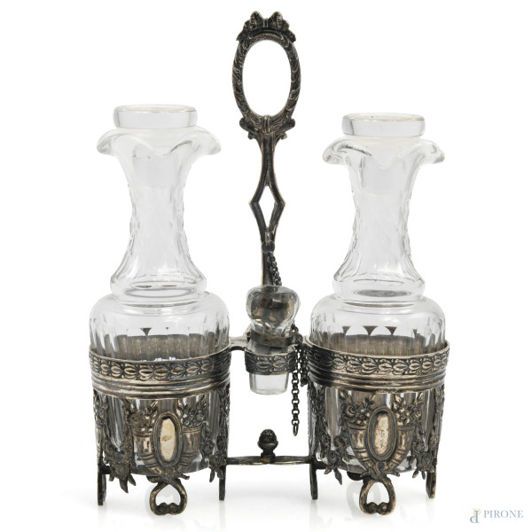 Piccolo servito da tavolo con struttura in argento e versatoi in vetro, altezza massima cm 17,5, peso argento gr 198, (segni di usura, mancanze)