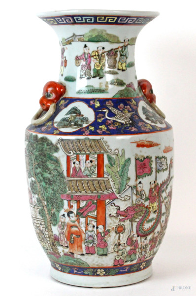 Vaso in porcellana policroma, decori raffiguranti paesaggi con figure, altezza cm 36,5, Cina, XX secolo