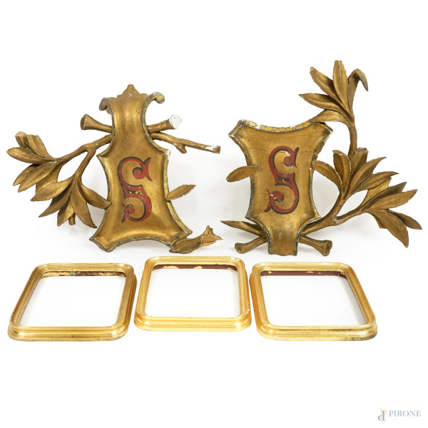 Lotto composto da due scudetti e tre cornici in legno dorato, lunghezza max cm 27, (difetti)