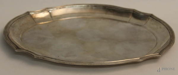 Vassoietto in argento, di linea ovale centinata, bolli Roma XIX sec., gr 340, lunghezza 29x22 cm.