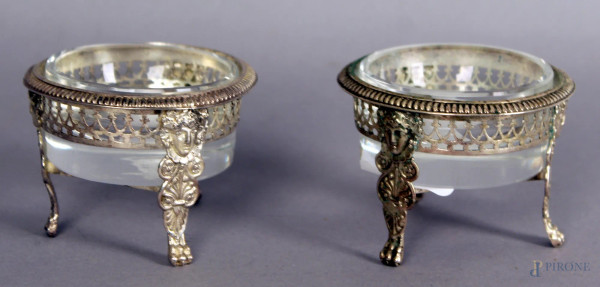 Coppia salierine in argento con vaschette in vetro, Francia XIX sec, altezza 5,5 cm.