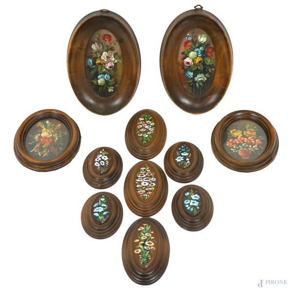 Lotto di undici miniature dipinte ad olio raffiguranti fiori, supporti diversi, misure max cm 12x6,5 circa, firmati, entro cornici, (segni del tempo).