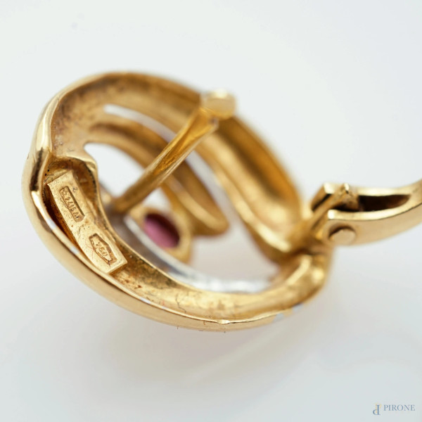Coppia di orecchini in oro giallo 18 kt diamanti e rubini, cm 1,4x1,7, peso gr 8,1