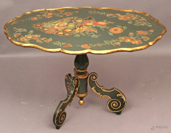 Tavolino da salotto di linea ovale centinata in legno laccato e dipinto, primi &#39;900, cm 55 x 90 x 70.