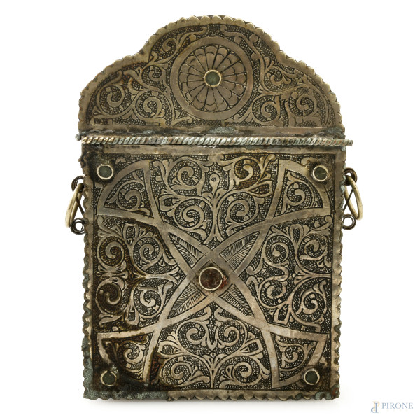 Porta Corano in metallo argentato e cesellato, XX secolo, cm 18x12x3, (segni di usura, difetti tracce di ruggine)