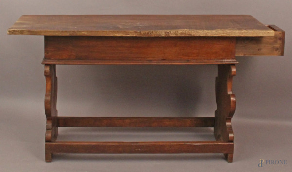 Tavolo in castagno poggiante su gambe ad asso di coppe con due cassetti laterali, XIX sec, h. 80x150x50 cm.