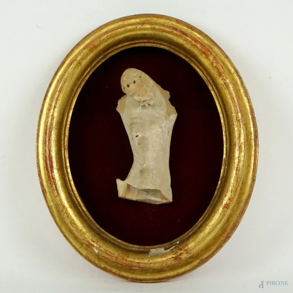 Cristo Crocifisso, antico frammento in terracotta, cm h 9, entro cornice ad assetto ovale