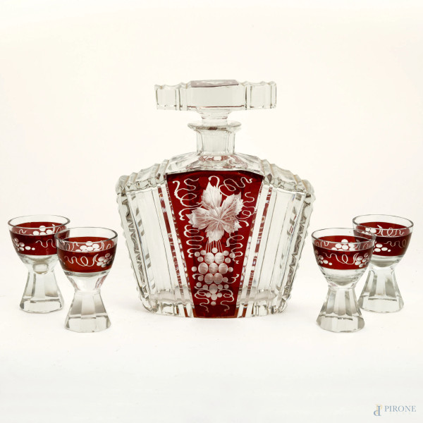 Lotto composto da una bottiglia e 4 bicchierini da liquore in vetro con decori a tralci d'uva su fondo rosso, altezza max cm 20 (difetti e sbeccature)