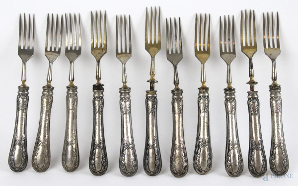 Undici forchettine da dolce, con manici in argento, peso lordo gr. 280