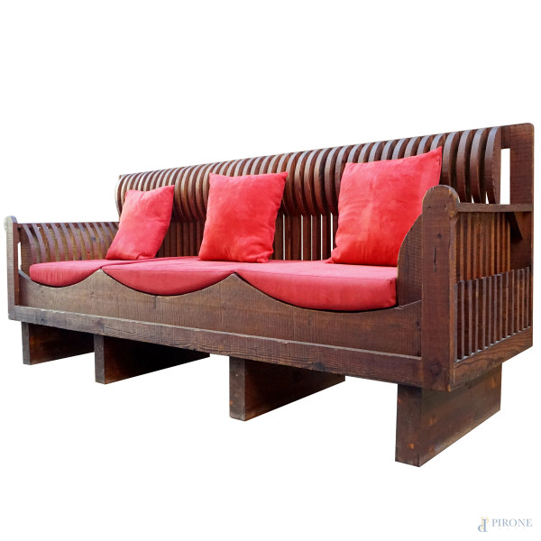 Mario Ceroli (Castel Frentano, 1938), Divano a tre posti in legno, marcato a fuoco "Mario Ceroli"...