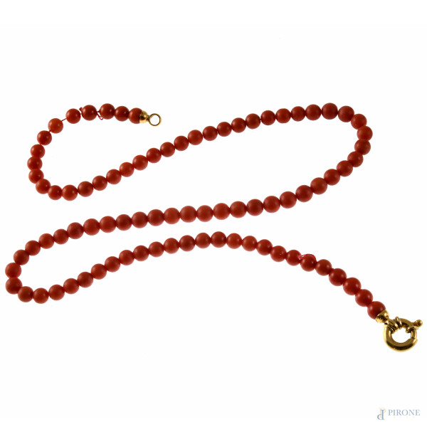 Collana in corallo con chiusura in oro 18 kt, lunghezza cm 49,5, peso lordo gr 25, (segni di usura)