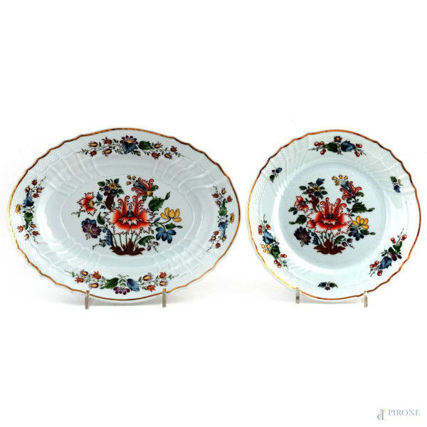 Lotto composto da vassoio e piatto in porcellana Ginori decorato a motivi floreali, XX secolo, misure massime cm 33,5x25,5, (segni di usura, difetti)