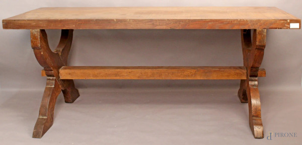 Tavolo di linea rettangolare in castagno, altezza 79x194x72 cm.