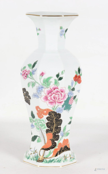 Vaso ottagonale in porcellana portoghese Va Vista Alegre con decori smaltati e policromi a motivi floreali, XX secolo, altezza cm 30, (lievi segni di usura)