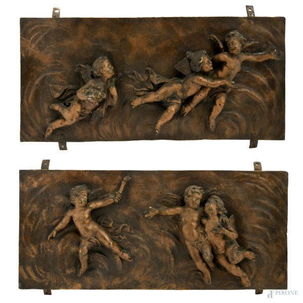Due giroletto singoli in ottone cesellato con motivi a greca ed elementi scultorei in bronzo di figure femminili con putti sulla pediera, (difetti e rotture). Completano il lotto due lastre  da parete in bronzo ad altorilievo con putti, XX secolo, (difetti)