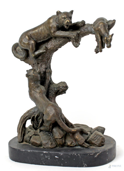 La preda, scultura in bronzo, cm h 28, base in marmo, XX secolo.