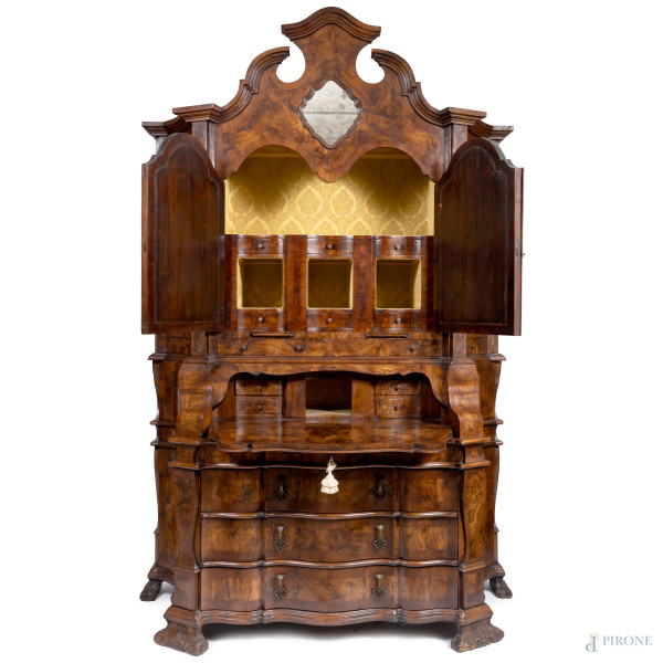 Trumeau impiallacciato in radica con fronte mosso a tre cassetti e sportello a ribalta celante pi...