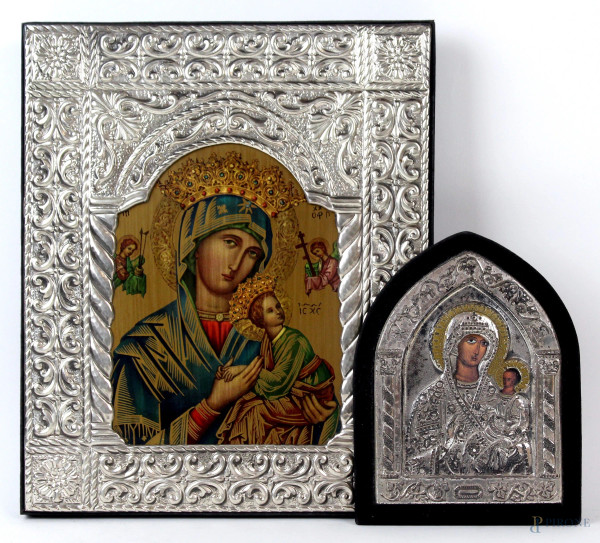 Lotto di due icone raffiguranti Madonna con Bambino, riza in argento e metallo argentato, XX secolo, misure max cm 26,5x22