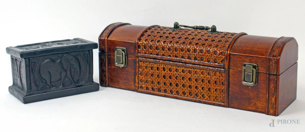Lotto di due cofanetti in legno e vimini, misure max 12x35,5x11, XX secolo.
