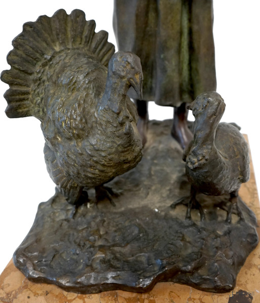 Scultura in bronzo rappresentante una contadina con due tacchini, base in marmo, XX secolo, altez...