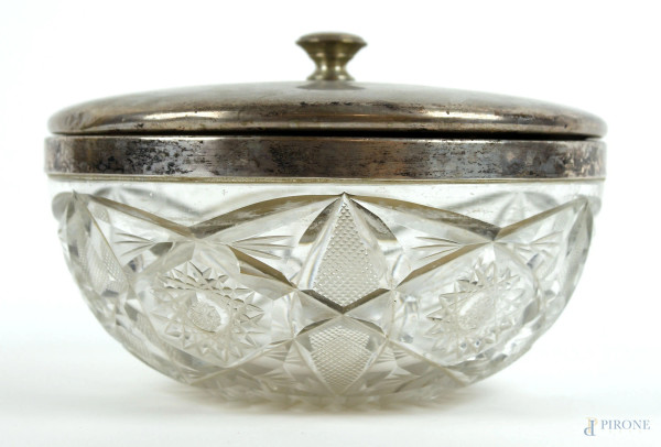 Biscottiera in cristallo controtagliato con bordo e coperchio in argento, altezza cm 13, diametro cm 21, (difetti)