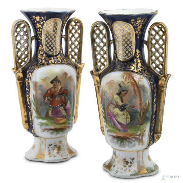 Lotto composto da due vasi in porcellana nei toni del blu e dell'oro con decori floreali e figure orientali, XIX-XX, altezza cm 36,6,(segni usura, felature, rotture, restauri, perdita di smalto e doratura)