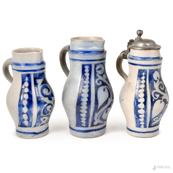 Lotto di tre boccali in ceramica dipinta nei toni del grigio e del blu, XX secolo, altezza massima cm 25,5, (segni di usura)