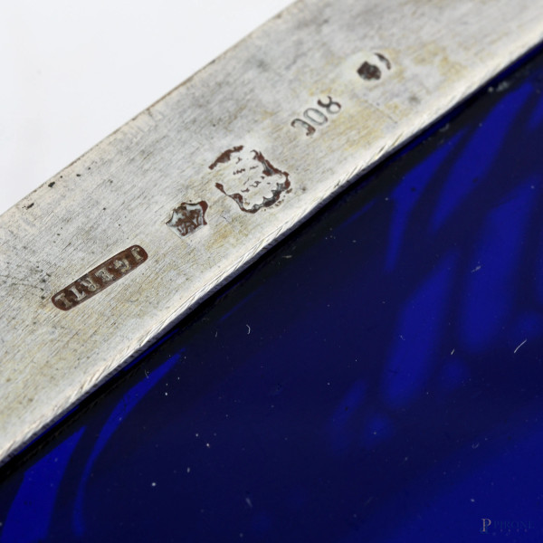 Lotto di sette oggetti in argento e vetro blu cobalto, XIX secolo, misure massime cm 14x21x11